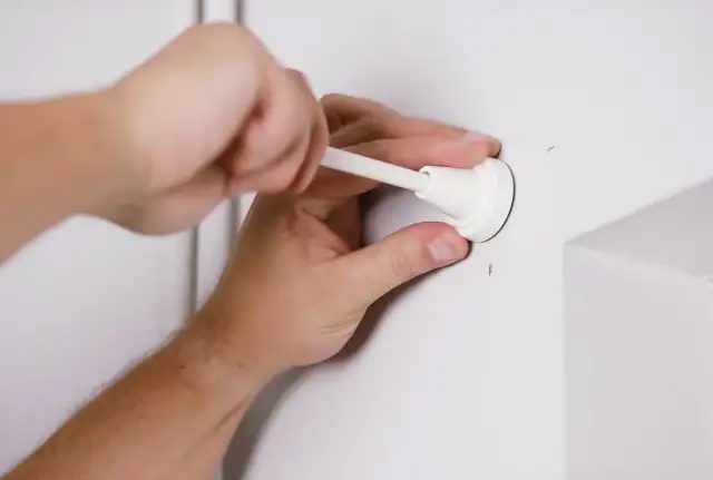 Samodzielny montaż karnisza w salonie: Poradnik + triki fachowca.