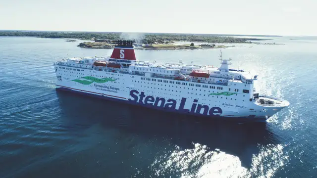 Prom Stena Line płynący po błękitnym morzu, z zielonymi elementami na burcie i dymem z komina.