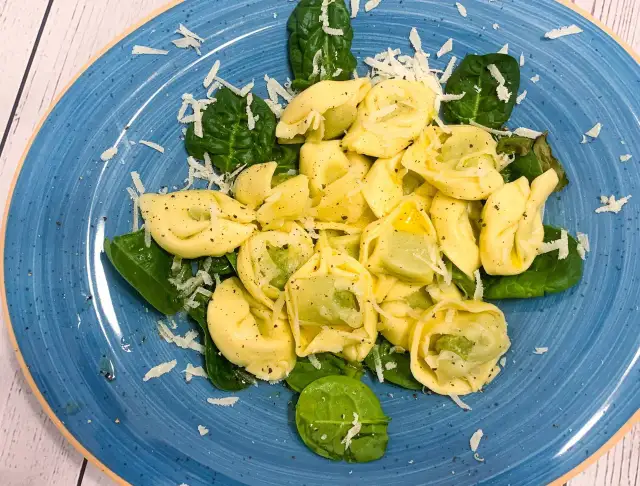 Jak zrobić tortellini ze szpinakiem - łatwy przepis na pyszne danie