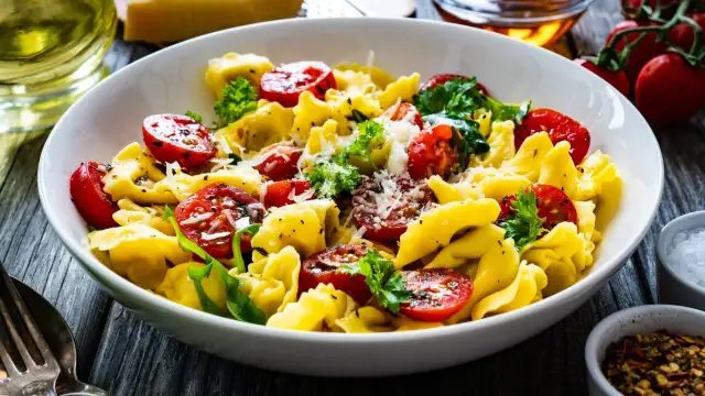 Jak zrobić sałatkę z tortellini - łatwy przepis na pyszne danie