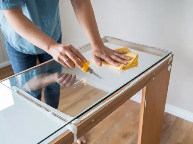Jak zamontować szklany blat do stołu - uniknij najczęstszych błędów