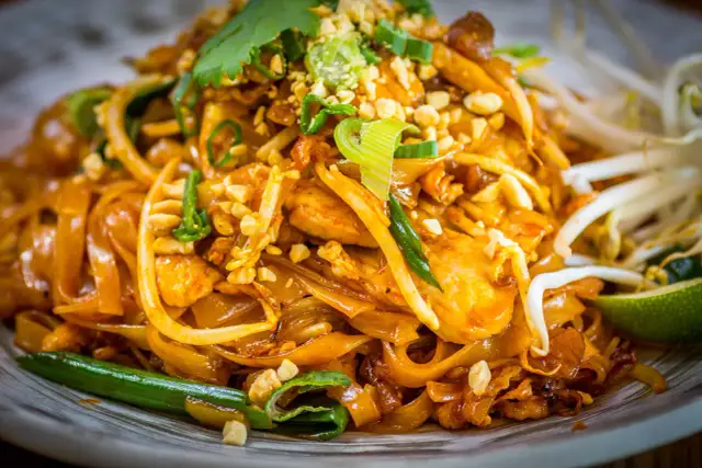 Sos Pad Thai: przepis na idealny smak! Zamienniki i wegańska wersja