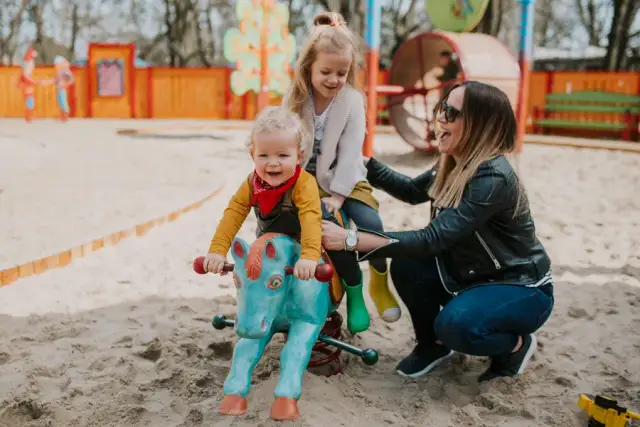 Kiedy na plac zabaw z dzieckiem? Poradnik dla świadomych rodziców