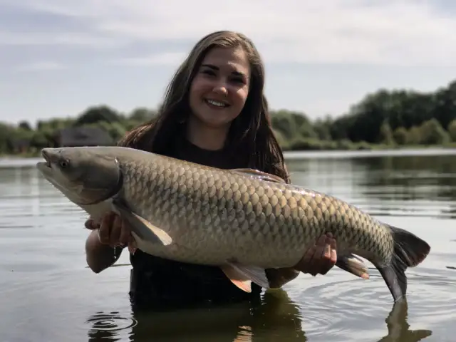 Jak złowić amura na spławik - skuteczne techniki i przynęty