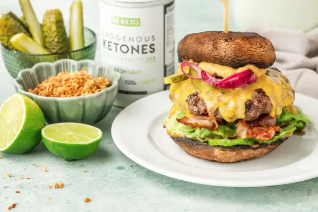 Soczysty keto burger w sałacie: Przepis + triki, by się nie rozpadł