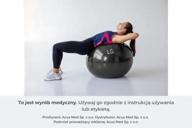 Kobieta ćwiczy na czarnej piłce gimnastycznej, opierając na niej plecy.