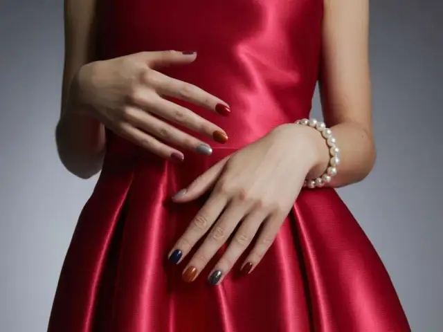 Jaki kolor paznokci do czerwonej sukienki? Poradnik stylistki