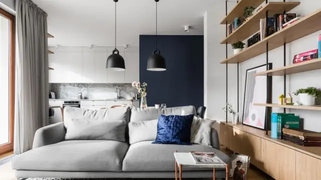 Tył kanapy na środku salonu: Problem? Zmień go w atut!