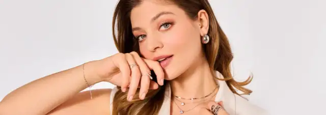 Jaka biżuteria do koronkowej sukienki, aby uniknąć modowej wpadki?