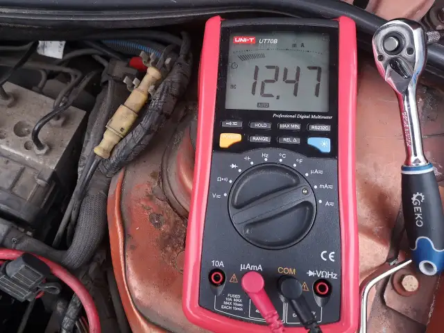 Ile prądu pobiera prostownik do akumulatora? Zaskakujące fakty o zużyciu energii