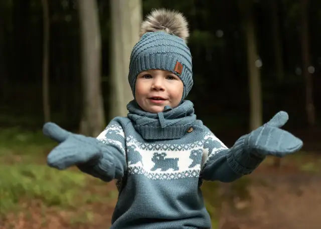 Idealny sweterek dla dziecka: przewodnik po materiałach i fasonach