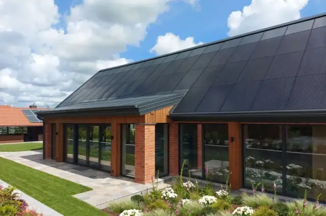 Dach solarny – oszczędności, estetyka i nowoczesne rozwiązania