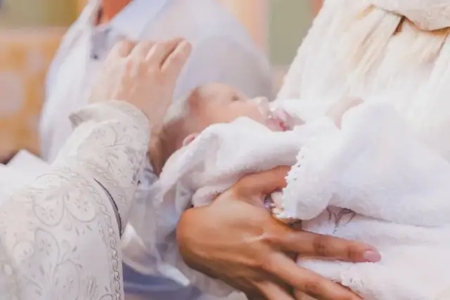 Ile na chrzciny jako gość - odpowiednia kwota, by nie przepłacić