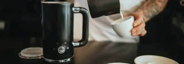 Jak spienić mleko roślinne: proste metody na idealną piankę