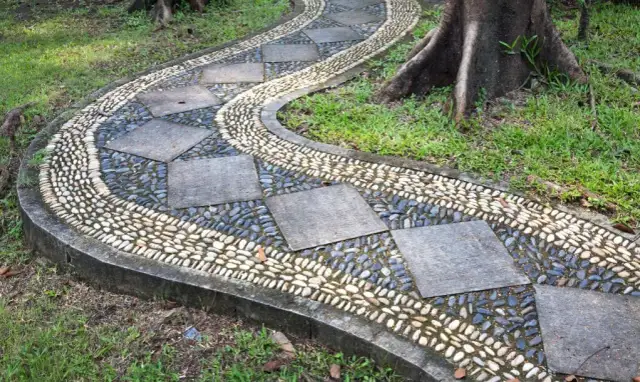 Ile kruszywa na m2 kamiennego dywanu? Sprawdź, by uniknąć błędów