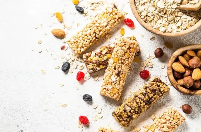 Jakie przekąski nie tuczą? 10 zdrowych opcji na każdą okazję