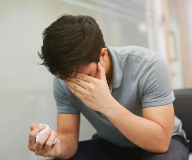 Dlaczego przy nerwicy kręci się w głowie? Zrozum swoje objawy