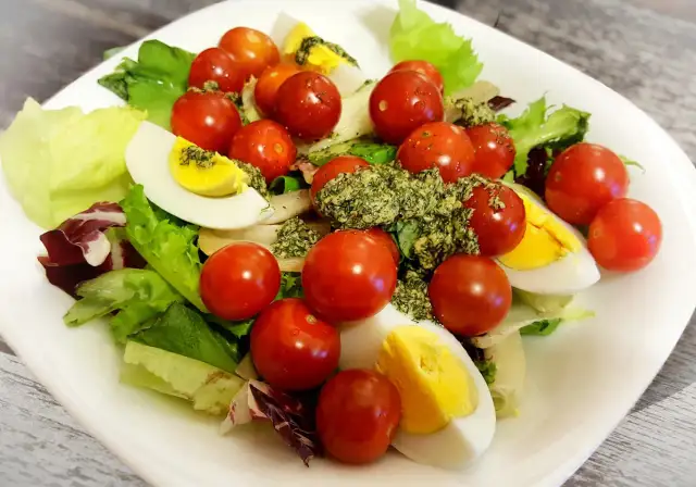 Jak zrobić szybką sałatkę - proste przepisy na zdrowe danie w 10 minut