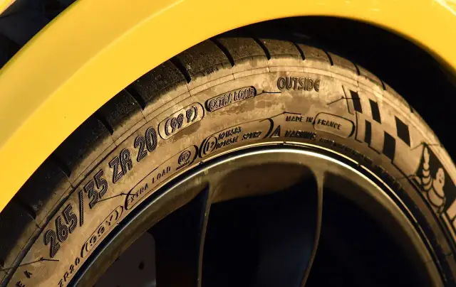 Opona XL co to znaczy? Poznaj różnice i zalety wzmocnionych opon