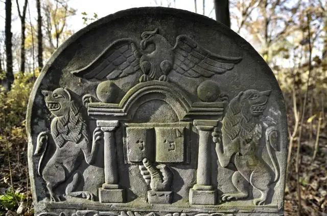 Jak czytać macewy? Symbole żydowskich nagrobków i ich znaczenie