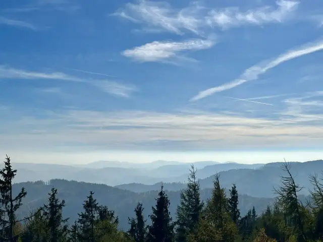 Widok na pasmo górskie w oddali, idealne miejsce, gdzie najbliżej w góry z Wielkopolski.