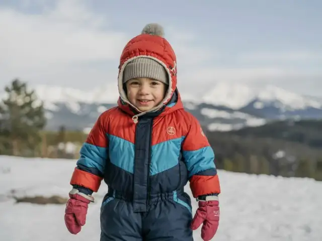 Dziecko pod kombinezon: Jak ubrać, by było mu ciepło i bezpiecznie?