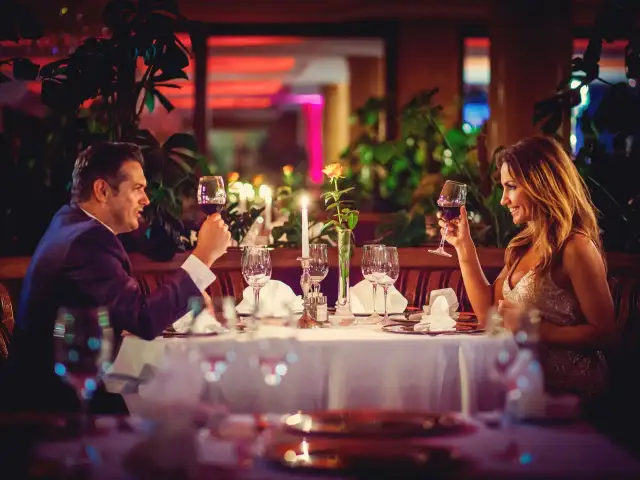 Ile kosztuje obiad w hotelu Gołębiewskim? Sprawdź ceny i zniżki