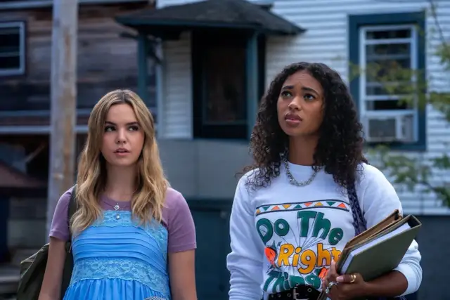 Dwie dziewczyny, w tym jedna w niebieskiej sukience, stoją obok siebie. Czy to początek ich słodkich kłamstewek i grzechu pierworodnego?