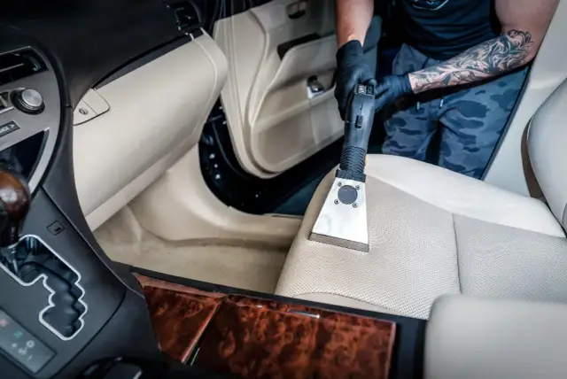 Jak skutecznie czyścić tapicerkę w samochodzie bez ryzyka uszkodzeń
