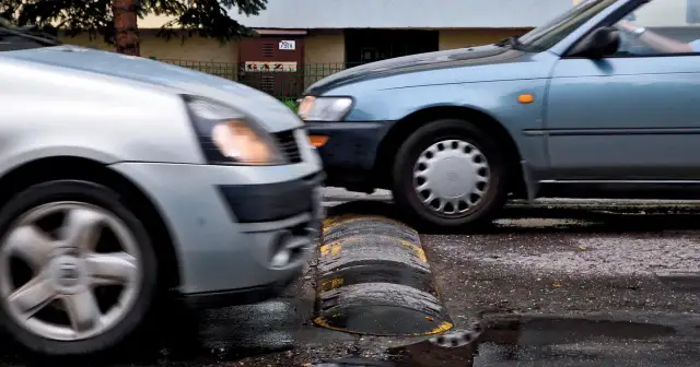 Progi zwalniające w jakiej odległości od budynku – uniknij problemów