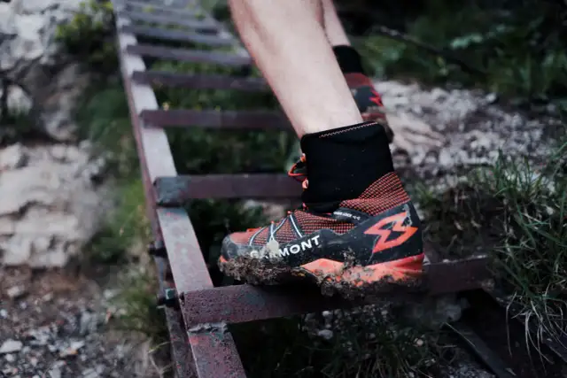 Jak pozbyć się zapachu wilgoci z butów? Skuteczne triki Heleny G.