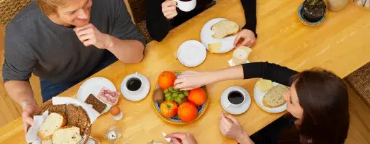 Catering firmowy: Jak zaliczyć go w koszty i odliczyć VAT?