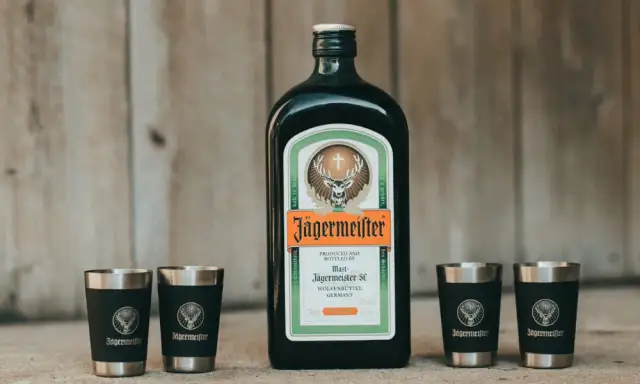 Jak przygotować idealny jagerbomb drink – składniki i sekrety smaku