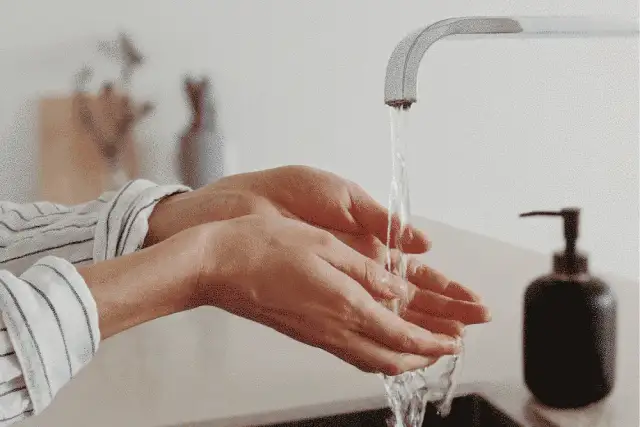 Skąd ciepła woda w bloku? Odkryj tajemnice systemu grzewczego