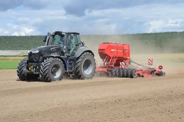 Ile zarabia operator ciągnika? Mediana, widełki, jak zarobić więcej.