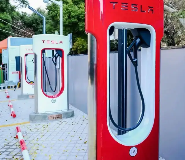 Czy Tesla potrzebuje benzyny? Odkryj prawdę o samochodach elektrycznych