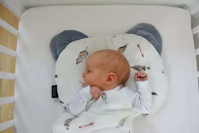 Poduszka motylek od kiedy? Bezpieczne wprowadzenie dla niemowląt