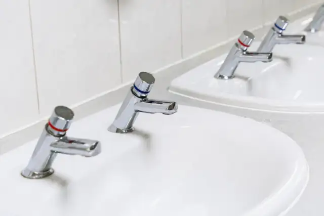 Dlaczego w Anglii są dwa krany? Odkryj zaskakujące powody tej tradycji