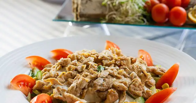 Sałatka kebab (gyros): Hit imprez, przepis krok po kroku!