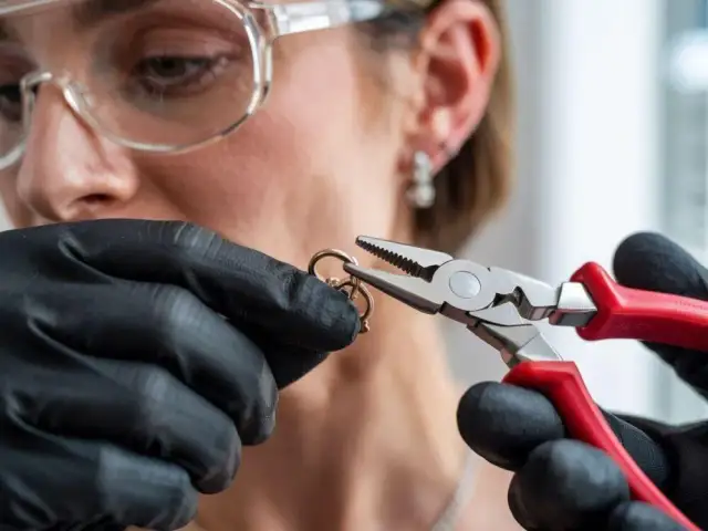 Jak odkręcić mocno zakręcony kolczyk - sprawdzone metody i porady