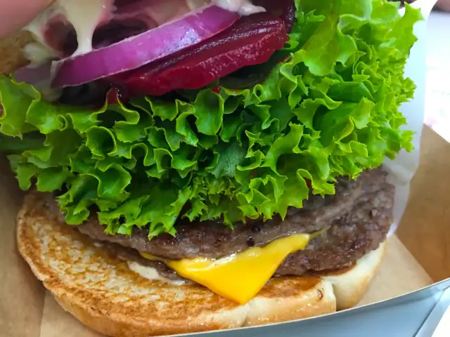 Mistrzowski burger: Jaka sałata zapewni idealną chrupkość?