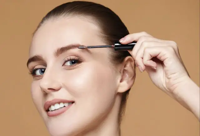 Jak wygląda farbowanie brwi? Jakie daje efekty?