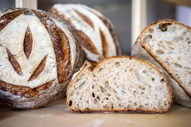 Gdzie kupić wegański chleb? Najlepsze miejsca i produkty w Polsce