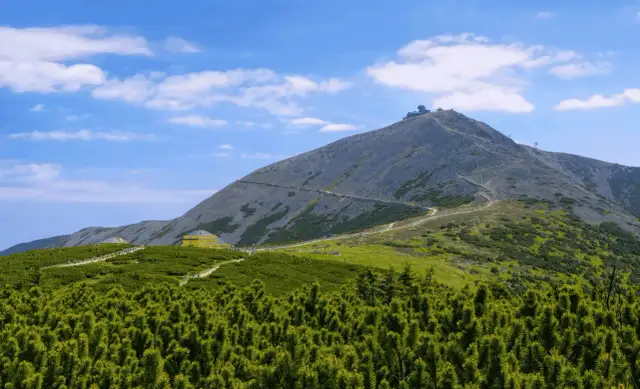 Jakim szlakiem na Śnieżkę? Odkryj najlepsze trasy i ich trudności