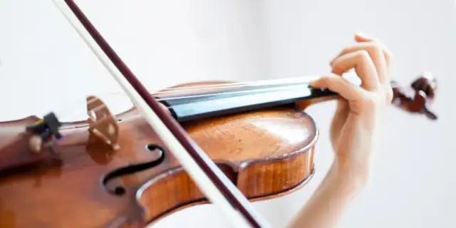 Jak wymienić struny w skrzypcach? Praktyczny poradnik krok po kroku