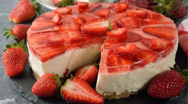 Sernik na zimno: Ile galaretek na 1 kg sera? Znam złoty trik!