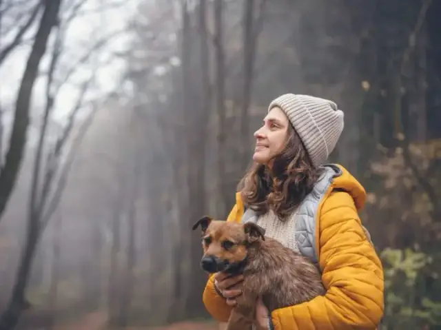 Jaki kolor czapki do musztardowej kurtki? Odkryj najlepsze zestawienia