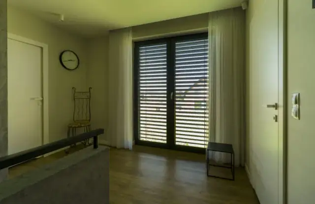 Skuteczne sposoby na to, czym zasłonić okna na zimę, by zaoszczędzić ciepło