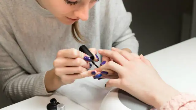 Męskie preferencje: Jakie paznokcie pociągają, a jakie odstraszają?