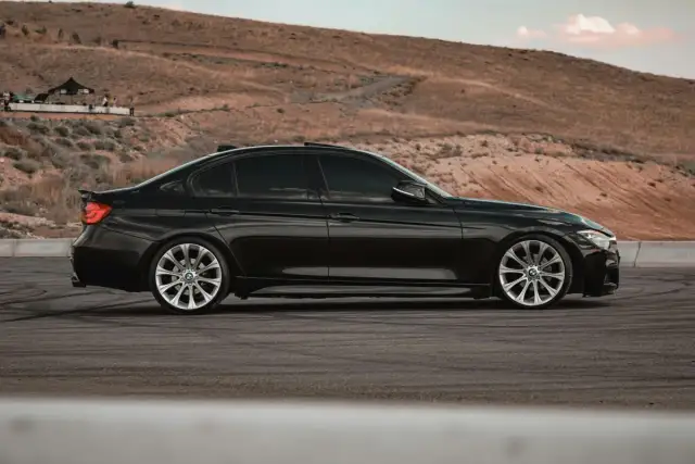 Czarne BMW F30 na pustynnym tle. Zastanawiasz się, jaki silnik w BMW F30 jest najmniej awaryjny?